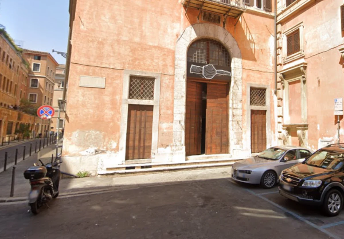 Roma, Largo Teatro della Valle, entrata del locale chiuso dalla Polizia
