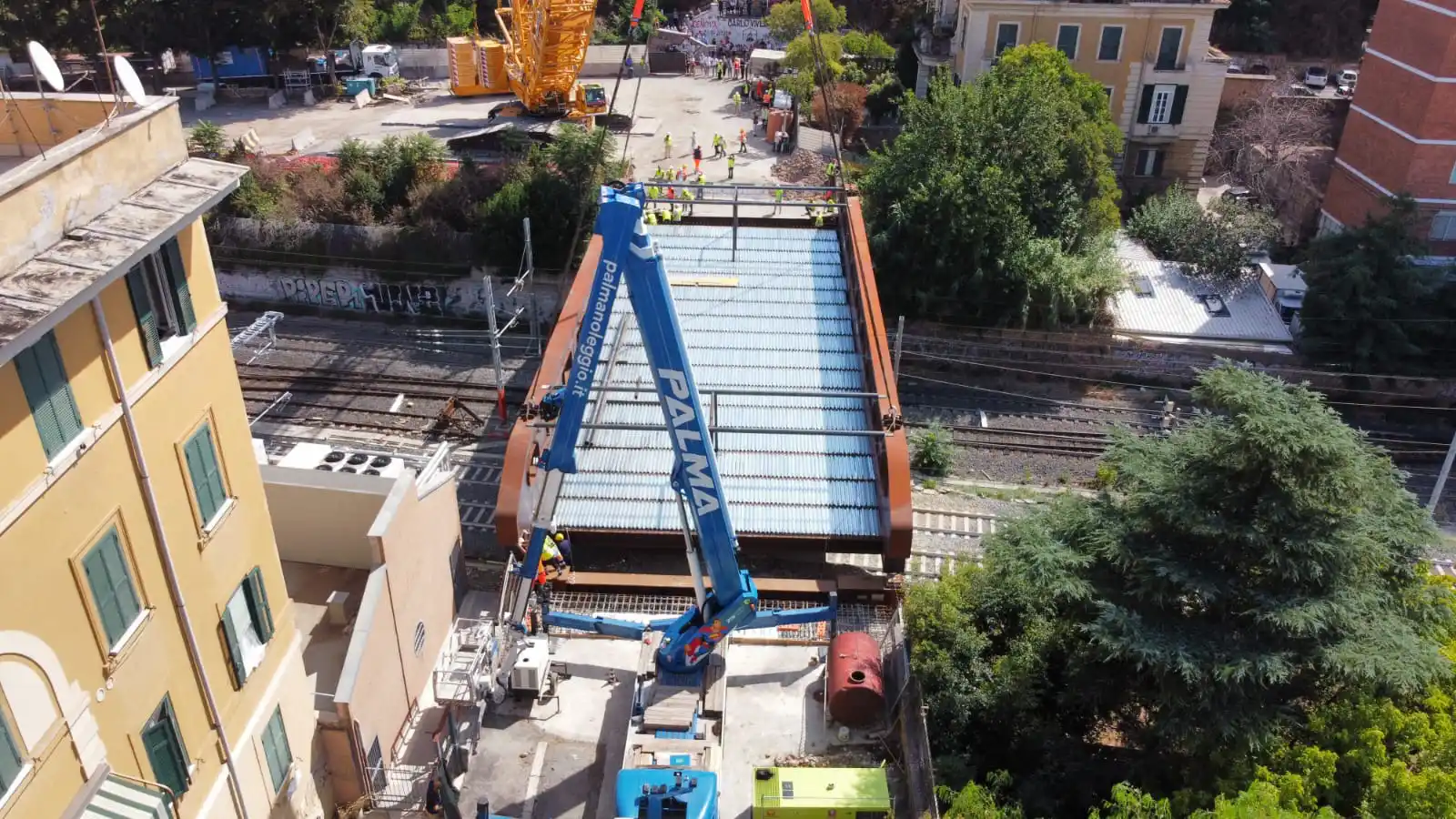 Operazioni di posa in opera del nuovo ponte Giulio Rocco a Roma