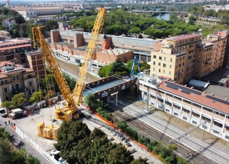 Roma, posa in opera del nuovo Ponte Giulio Rocco che unisce l'Ostiense alla Garbatella