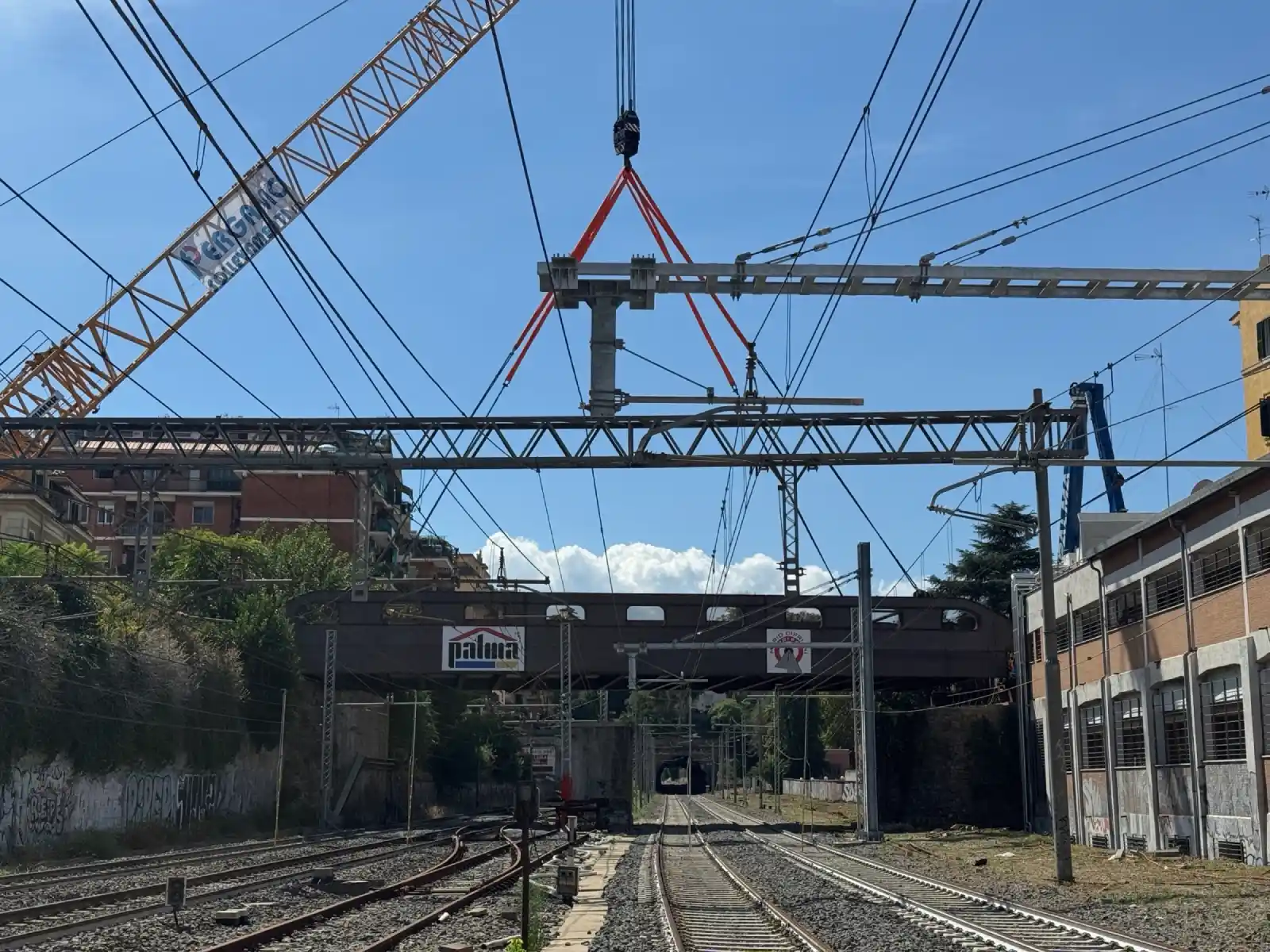 Roma il Ponte Giulio Rocco scavalca la ferrovia che separa i quartieri Ostiense e Garbatella