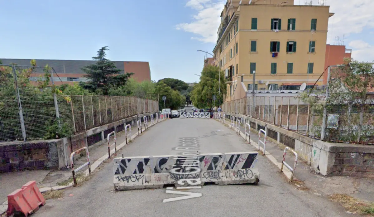 Roma, il vecchio ponte Giulio Rocco chiuso al traffico