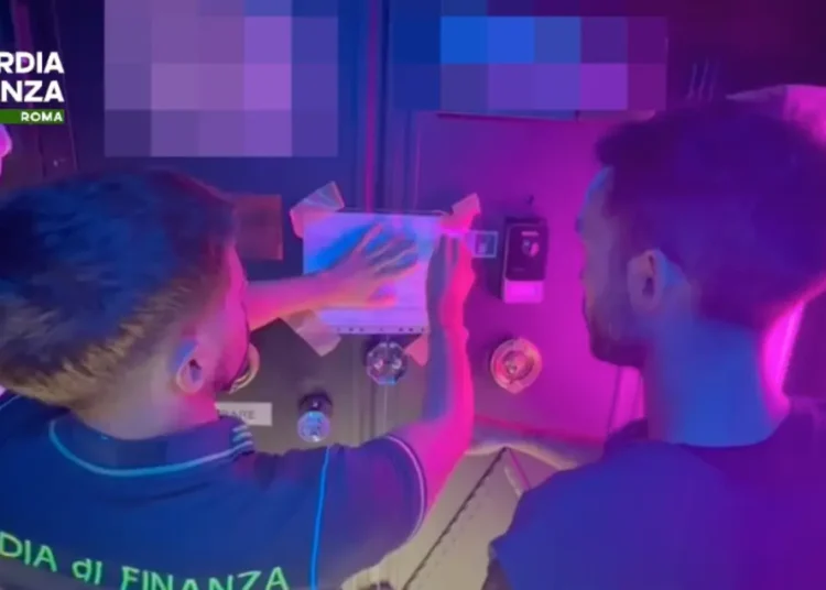 Guardi di Finanza appone i sigilli al night club di Roma in zona Colosseo