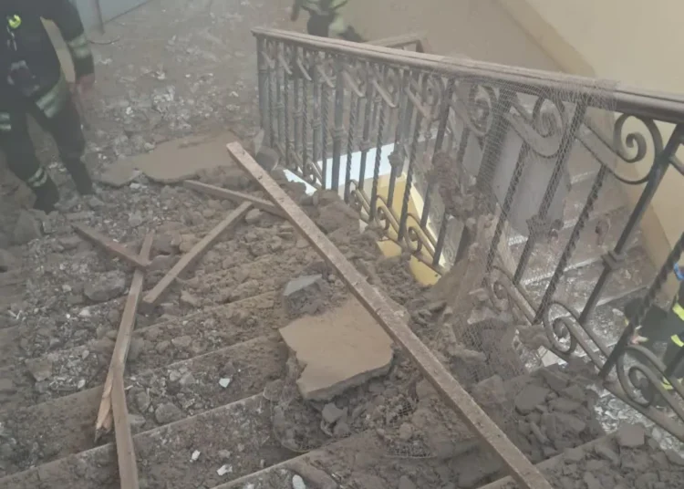 Crollo di un controsoffitto in una scuola di Roma: le scale piene di polvere e calcinacci