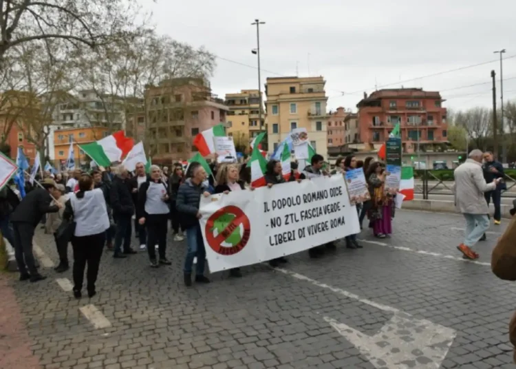 La manifestazione contro la ZTL Fascia verde a Roma