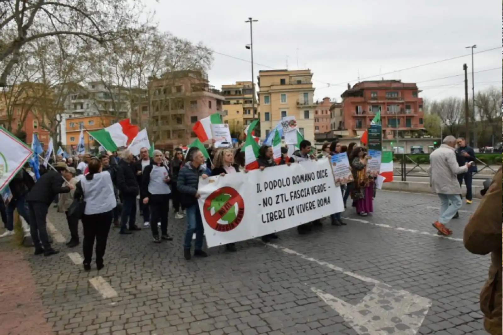 Ztl Fascia Verde, Roma in rivolta: protesta in Campidoglio e sfida legale