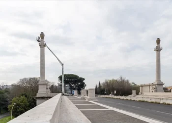 Nuova illuminazione Ponte Flaminio Roma lavori 98 luci restauro lanterne monumentali Areti