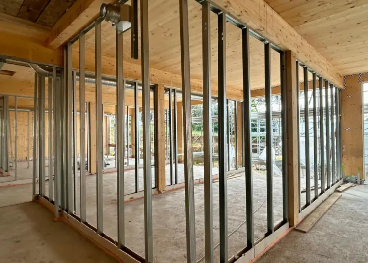 La nuova struttura scolastica sorgerà in via Monte Cremasco e rappresenterà un punto di riferimento per l’intero quartiere di Valle Muricana. Il progetto prevede la realizzazione di due plessi distinti, uno destinato al nido e uno alla scuola dell’infanzia.