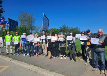 Dopo l'investimento di venerdì in Piazza Azolino Hazon, i residenti del Torrino scendono in piazza: flash mob per la sicurezza stradale nel quadrante sud di Roma