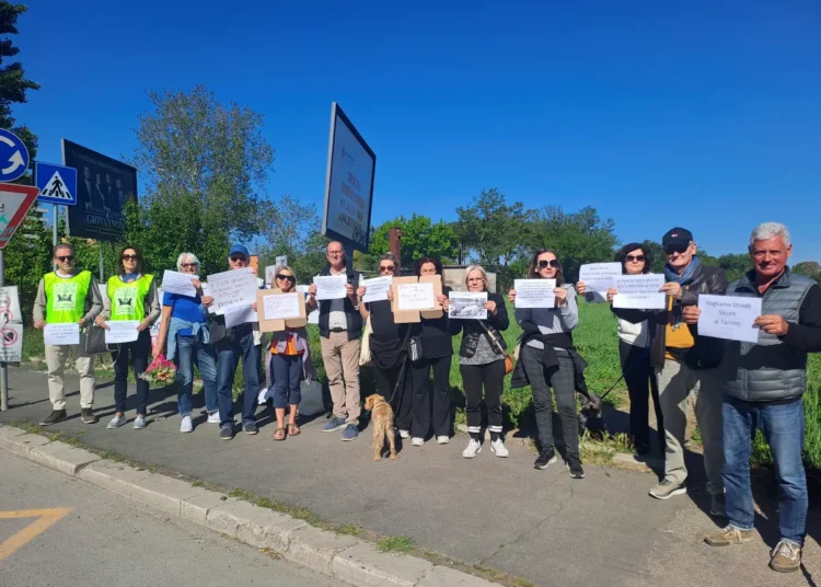 Dopo l'investimento di venerdì in Piazza Azolino Hazon, i residenti del Torrino scendono in piazza: flash mob per la sicurezza stradale nel quadrante sud di Roma