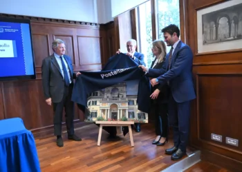Svelamento della cartolina della mostra