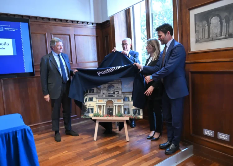 Svelamento della cartolina della mostra