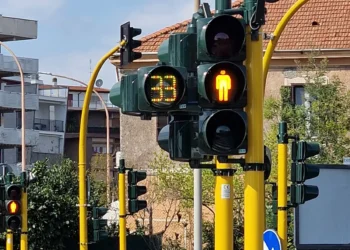 "Semaforo luce bianca Roma smart road guida autonoma futuro mobilità"