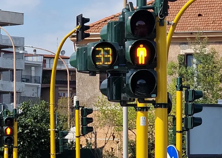 "Semaforo luce bianca Roma smart road guida autonoma futuro mobilità"