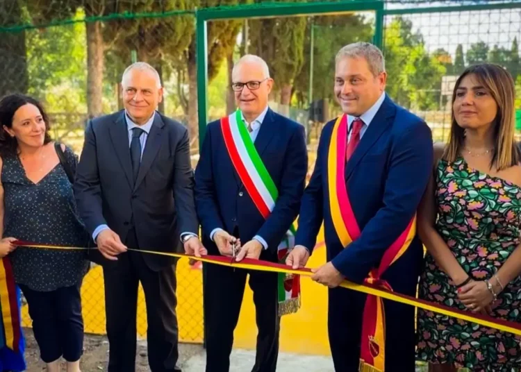 Inaugurato il nuovo playground di parco Villa Fassini in via Tiburtina: campo di basket e calcetto, percorsi accessibili e una dedica speciale a Marcello Stella.