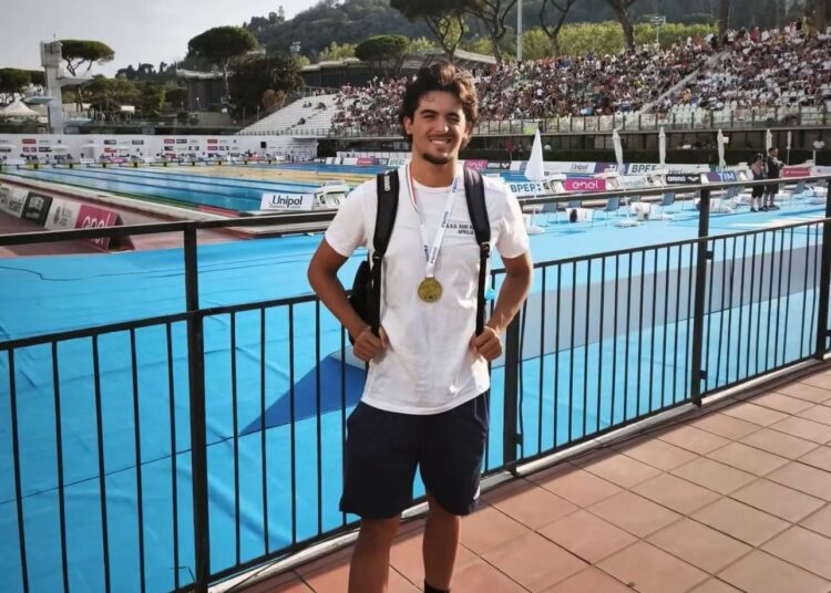 Flavio Leoni della Rari Nantes Aprilia è campione italiano nei 50 dorso e argento nei 100: doppietta storica ai Campionati Italiani. Le sue parole dopo la vittoria.