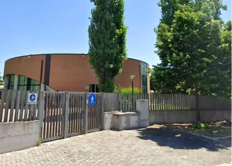 Il Municipio V di Roma approva la mozione contro l'islamofobia tra tensioni, insulti e una bandiera palestinese strappata in aula. Cosa prevede il documento e cosa è successo.