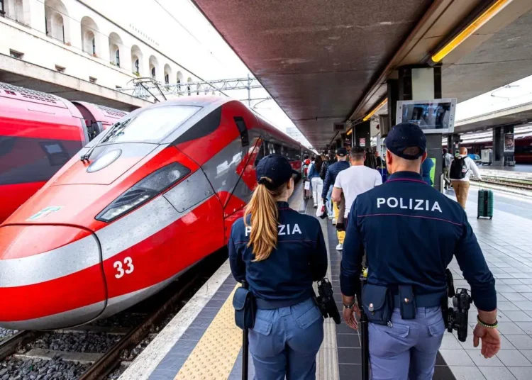 Agenti di Polizia in divisa tra i binari della Stazione Termini