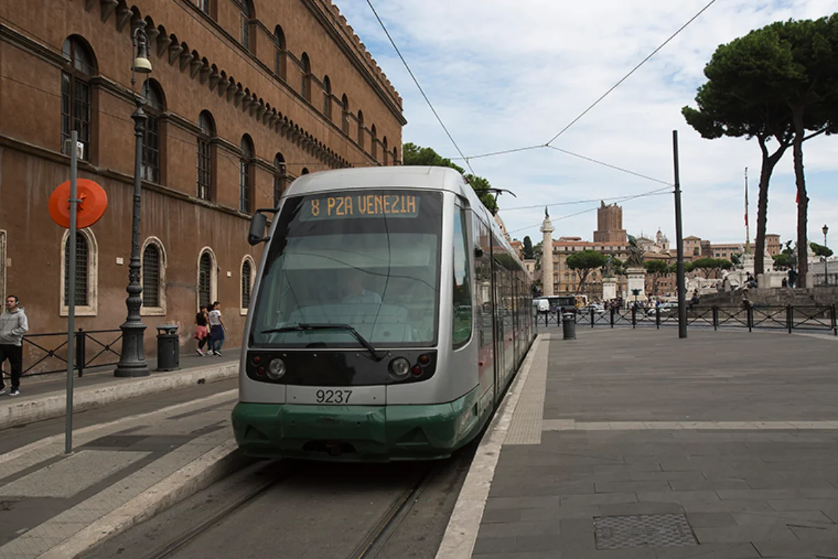 Tram Linea 8 Casaletto - Piazza Venezia di nuovo in servizio. Ma un tratto ancora con navette