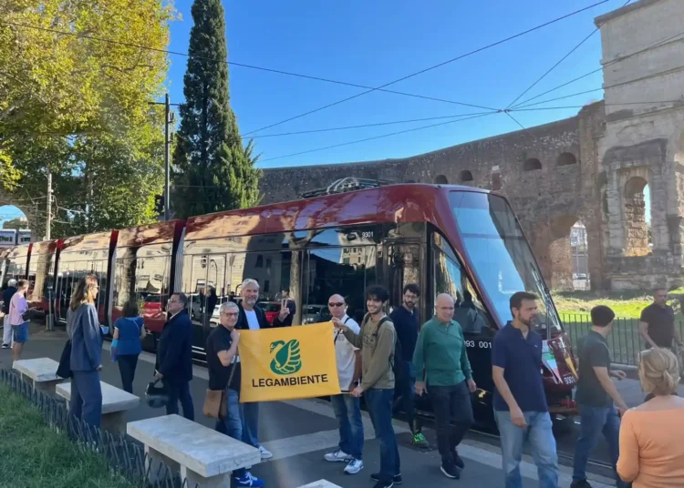 I rappresentanti di Legambiente presenti all'uscita del nuovo tram Urbos per il primo viaggio di collaudo