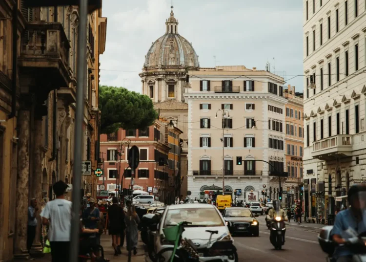 A Roma niente blocco dei diesel Euro 4 ed Euro 5 dal 1° novembre 2026: la Regione Lazio approva la delibera che conferma le attuali limitazioni al traffico.