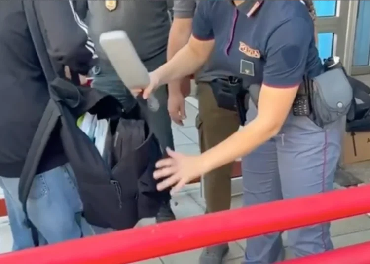 controlli con il metal detector all'ingresso di una scuola Roma