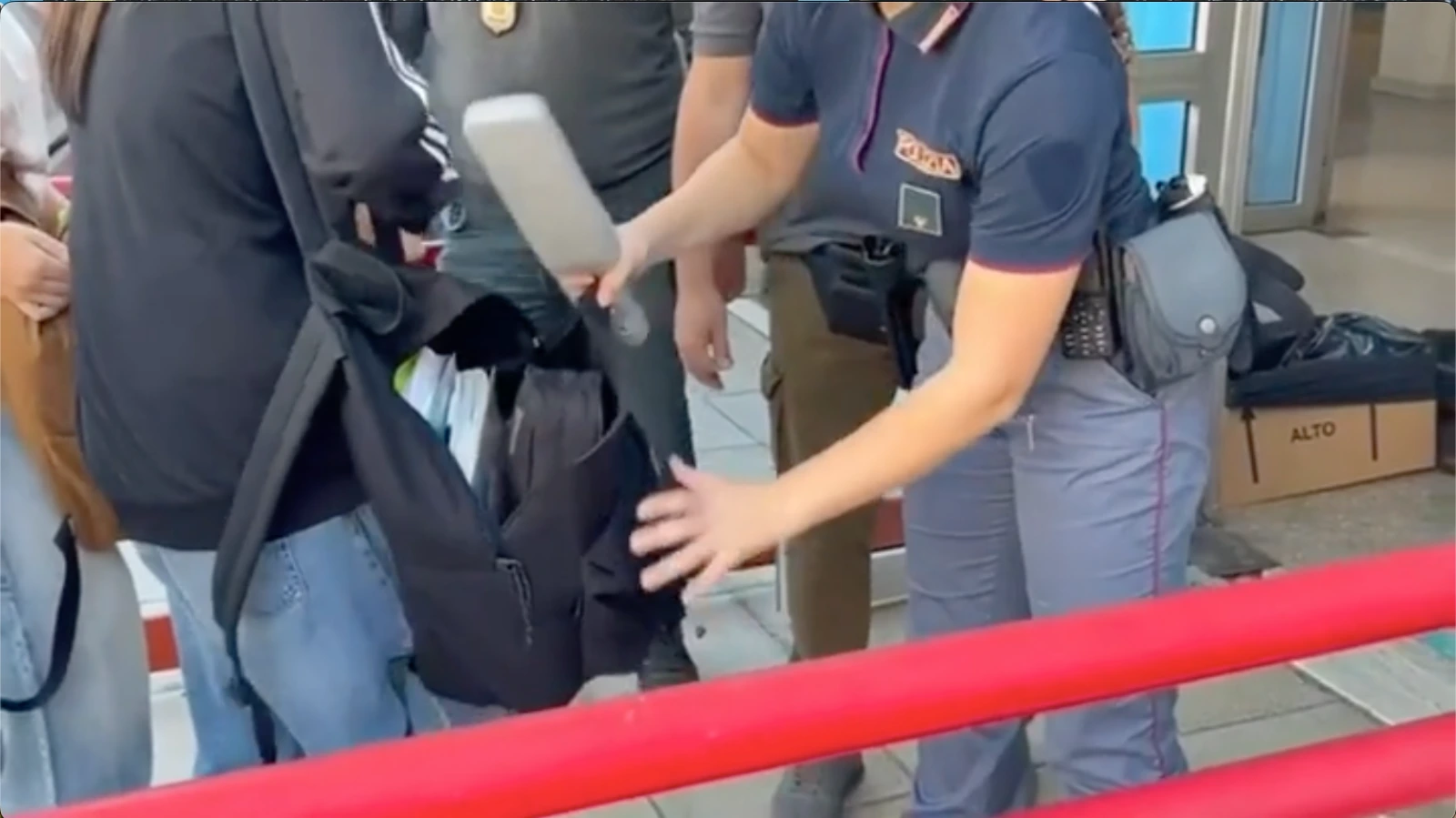 Controlli con metal detector in una scuola del Casilino [VIDEO]
